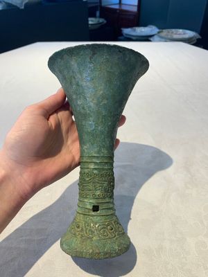 A Chinese archaic bronze ritual wine vessel, 'gu 觚', Shang — photo 1