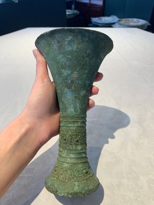 A Chinese archaic bronze ritual wine vessel, 'gu 觚', Shang — photo 2