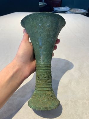 A Chinese archaic bronze ritual wine vessel, 'gu 觚', Shang — photo 4