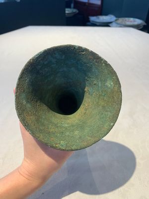 A Chinese archaic bronze ritual wine vessel, 'gu 觚', Shang — photo 5