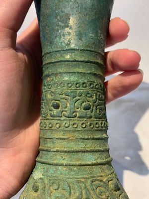 A Chinese archaic bronze ritual wine vessel, 'gu 觚', Shang — photo 7