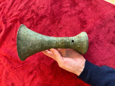 A Chinese archaic bronze ritual wine vessel, 'gu 觚', Shang — photo 9