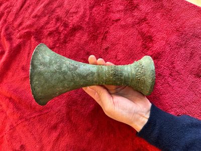 A Chinese archaic bronze ritual wine vessel, 'gu 觚', Shang — photo 10