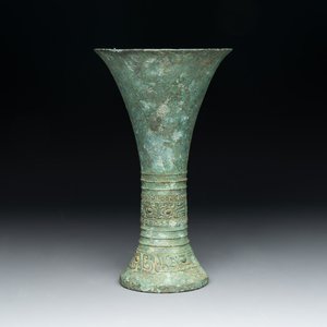 A Chinese archaic bronze ritual wine vessel, 'gu 觚', Shang — photo 1
