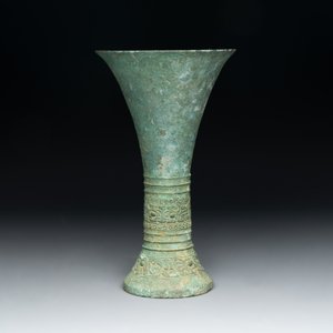 A Chinese archaic bronze ritual wine vessel, 'gu 觚', Shang — photo 2