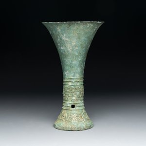 A Chinese archaic bronze ritual wine vessel, 'gu 觚', Shang — photo 3