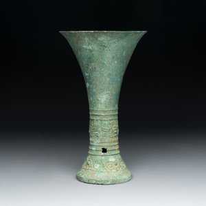 A Chinese archaic bronze ritual wine vessel, 'gu 觚', Shang — photo 4