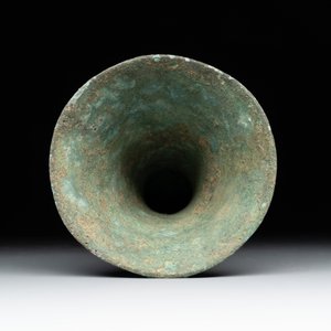 A Chinese archaic bronze ritual wine vessel, 'gu 觚', Shang — photo 5