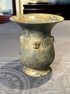 A Chinese archaic bronze ritual wine vessel with buffalo heads, 'zhi 觯', Western Zhou — photo 4