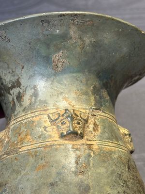 A Chinese archaic bronze ritual wine vessel with buffalo heads, 'zhi 觯', Western Zhou — photo 8