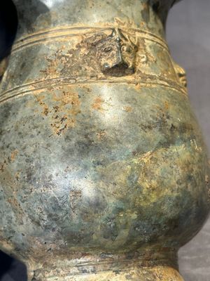 A Chinese archaic bronze ritual wine vessel with buffalo heads, 'zhi 觯', Western Zhou — photo 9