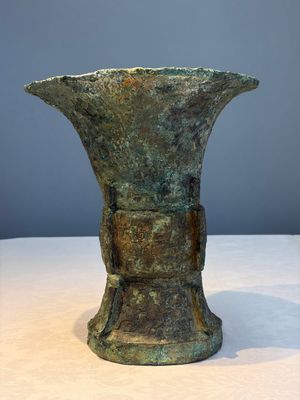 A Chinese archaic bronze ritual wine vessel with Taotie design, 'Zun 尊', Shang — 照片 1
