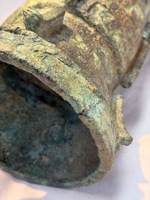A Chinese archaic bronze ritual wine vessel with Taotie design, 'Zun 尊', Shang — 照片 11