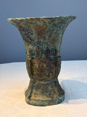 A Chinese archaic bronze ritual wine vessel with Taotie design, 'Zun 尊', Shang — 照片 2