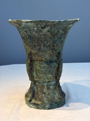 A Chinese archaic bronze ritual wine vessel with Taotie design, 'Zun 尊', Shang — 照片 3
