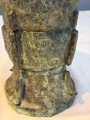 A Chinese archaic bronze ritual wine vessel with Taotie design, 'Zun 尊', Shang — 照片 4