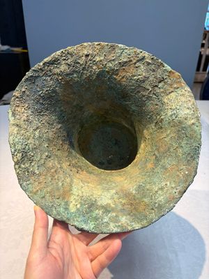 A Chinese archaic bronze ritual wine vessel with Taotie design, 'Zun 尊', Shang — 照片 5