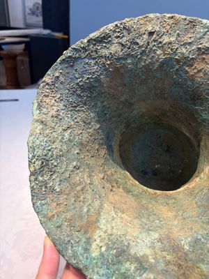 A Chinese archaic bronze ritual wine vessel with Taotie design, 'Zun 尊', Shang — 照片 6