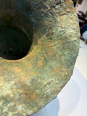A Chinese archaic bronze ritual wine vessel with Taotie design, 'Zun 尊', Shang — 照片 7