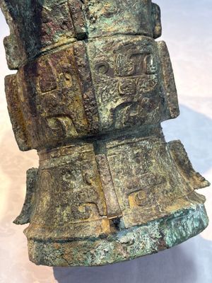 A Chinese archaic bronze ritual wine vessel with Taotie design, 'Zun 尊', Shang — 照片 8