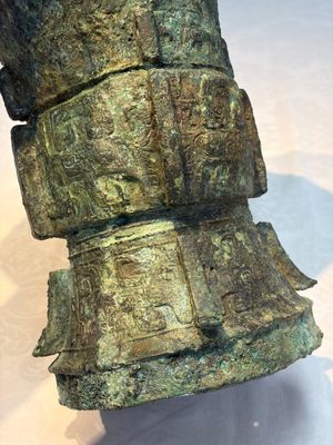 A Chinese archaic bronze ritual wine vessel with Taotie design, 'Zun 尊', Shang — 照片 9