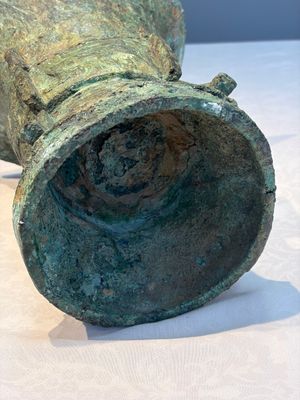 A Chinese archaic bronze ritual wine vessel with Taotie design, 'Zun 尊', Shang — 照片 10