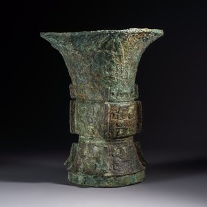 A Chinese archaic bronze ritual wine vessel with Taotie design, 'Zun 尊', Shang — 照片 1