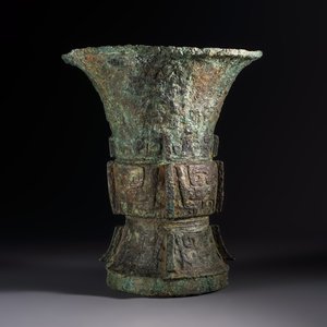 A Chinese archaic bronze ritual wine vessel with Taotie design, 'Zun 尊', Shang — 照片 2