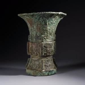 A Chinese archaic bronze ritual wine vessel with Taotie design, 'Zun 尊', Shang — 照片 3