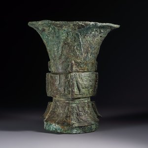 A Chinese archaic bronze ritual wine vessel with Taotie design, 'Zun 尊', Shang — 照片 4
