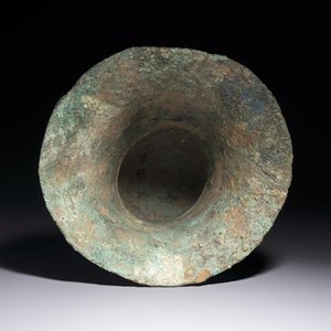 A Chinese archaic bronze ritual wine vessel with Taotie design, 'Zun 尊', Shang — 照片 5