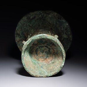 A Chinese archaic bronze ritual wine vessel with Taotie design, 'Zun 尊', Shang — 照片 6