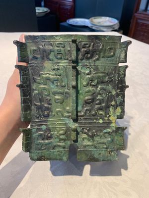 A Chinese archaic bronze ritual wine vessel, 'yi 彝', Shang — photo 3