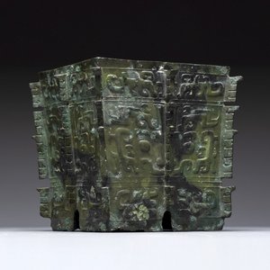 A Chinese archaic bronze ritual wine vessel, 'yi 彝', Shang — photo 1