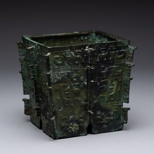 A Chinese archaic bronze ritual wine vessel, 'yi 彝', Shang — photo 2