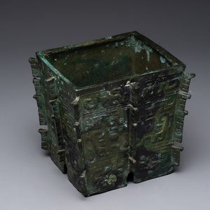 A Chinese archaic bronze ritual wine vessel, 'yi 彝', Shang — photo 3