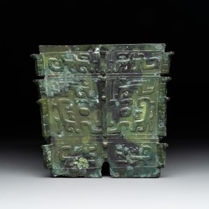 A Chinese archaic bronze ritual wine vessel, 'yi 彝', Shang — photo 4