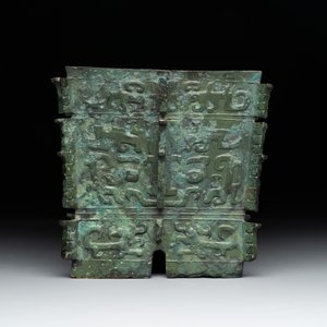 A Chinese archaic bronze ritual wine vessel, 'yi 彝', Shang — photo 5