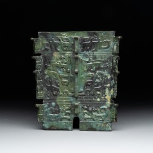 A Chinese archaic bronze ritual wine vessel, 'yi 彝', Shang — photo 6