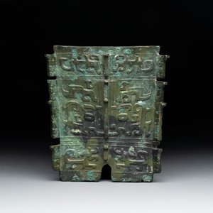 A Chinese archaic bronze ritual wine vessel, 'yi 彝', Shang — photo 7
