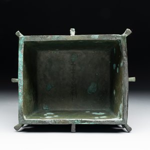 A Chinese archaic bronze ritual wine vessel, 'yi 彝', Shang — photo 9