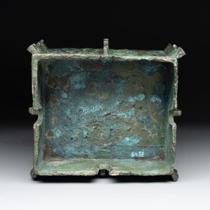 A Chinese archaic bronze ritual wine vessel, 'yi 彝', Shang — photo 10