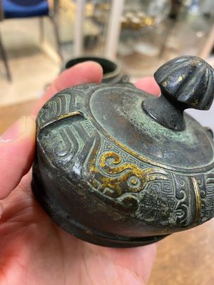 A Chinese archaic bronze ritual 'you' wine vessel and cover in Western Zhou-style, Ming — photo 11