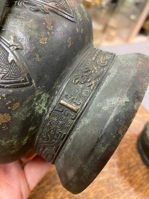 A Chinese archaic bronze ritual 'you' wine vessel and cover in Western Zhou-style, Ming — photo 15