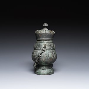 A Chinese archaic bronze ritual 'you' wine vessel and cover in Western Zhou-style, Ming — photo 3