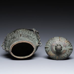 A Chinese archaic bronze ritual 'you' wine vessel and cover in Western Zhou-style, Ming — photo 6