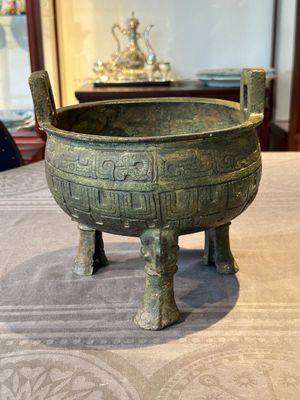 A Chinese archaic bronze tripod food vessel, 'ding 鼎', Han — foto 1