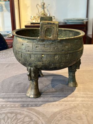 A Chinese archaic bronze tripod food vessel, 'ding 鼎', Han — foto 2