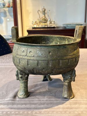 A Chinese archaic bronze tripod food vessel, 'ding 鼎', Han — foto 3
