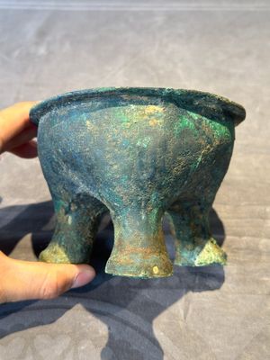 A Chinese archaic bronze tripod food vessel, 'li 鬲', late Western Zhou/early Eastern Zhou — foto 1